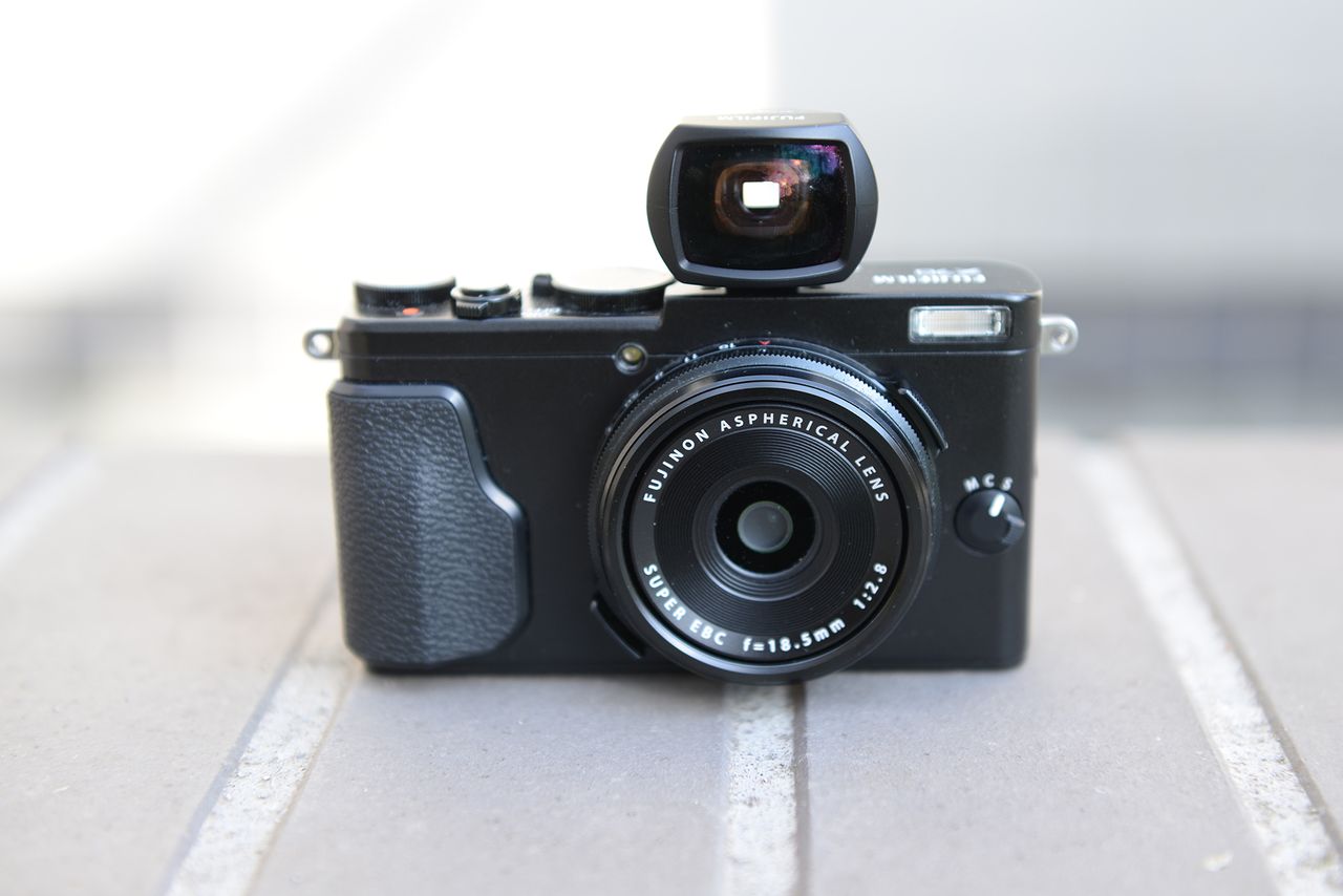 Fujifilm X70 z dodatkowym wizjerem