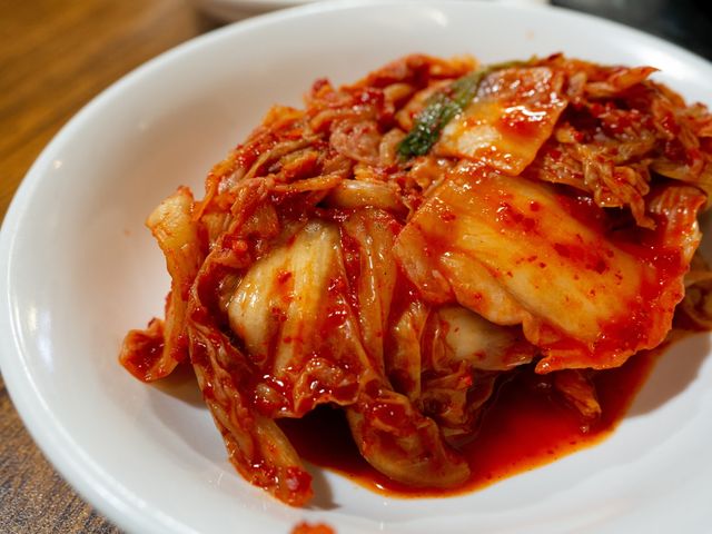 Kimchi zawiera też bakterie Lactobacillus, które korzystnie wpływają na florę bakteryjną jelit