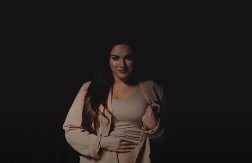 Ewa Farna prezentuje rozstępy w ciałopozytywnym teledysku
