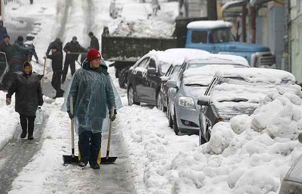 Śnieg zasypał Kijów, wojsko oczyszcza miasto