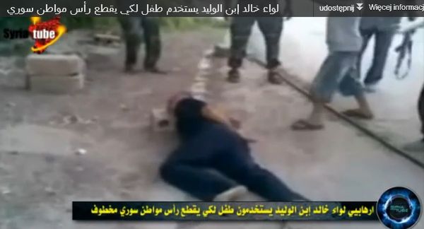 Makabryczne wideo: rzekomi syryjscy rebelianci zmuszają dziecko do wykonania egzekucji