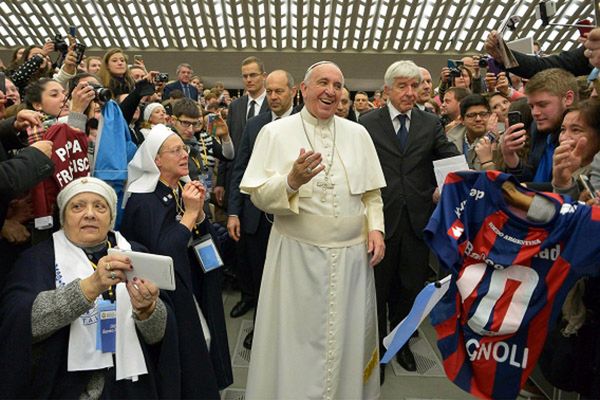 Papież Franciszek polecił rozdać rzymskim bezdomnym 300 parasoli
