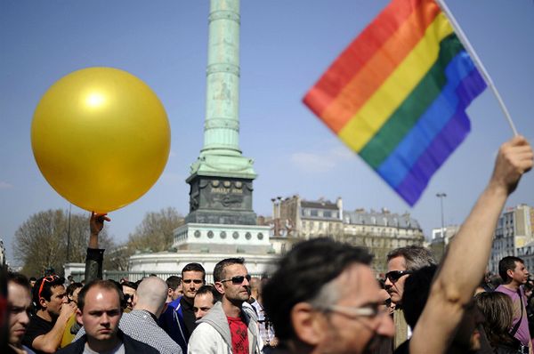 Francuski parlament zezwala na małżeństwa gejowskie. Ustawa ostatecznie uchwalona