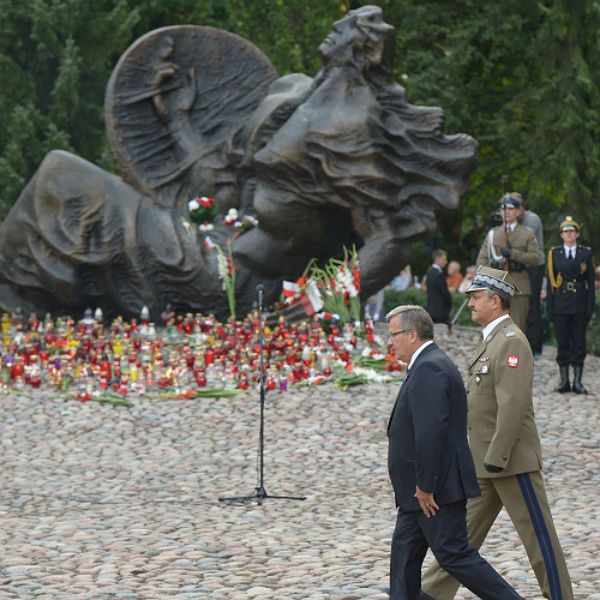 Uroczystości przed pomnikiem "Polegli Niepokonani"