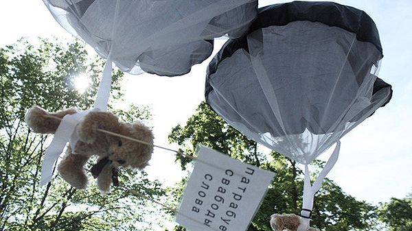 Te zdjęcia obiegły Internet. Władze twierdziły, że zrzutu misiów nigdy nie było