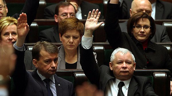 Jarosław Kaczyński głosuje przeciw wotum zaufania