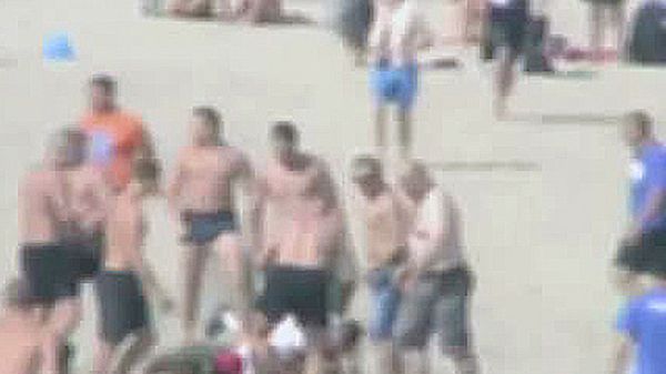 Kadr z nagrania z monitoringu w Gdyni - pseudokibice pastwią się nad Meksykaninem