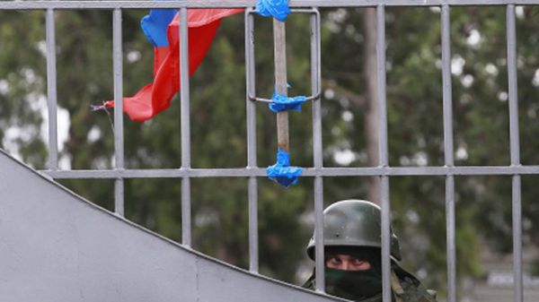 Rosyjscy żołnierze w przejętej wojskowej bazie w Bakczysaraju