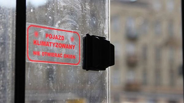 Częsty widok w autobusie z klimatyzacją