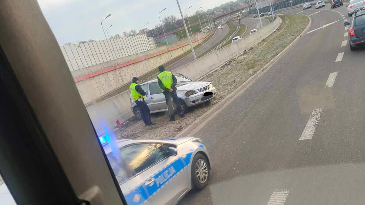 Dachowanie vw polo za rondem z pniakiem