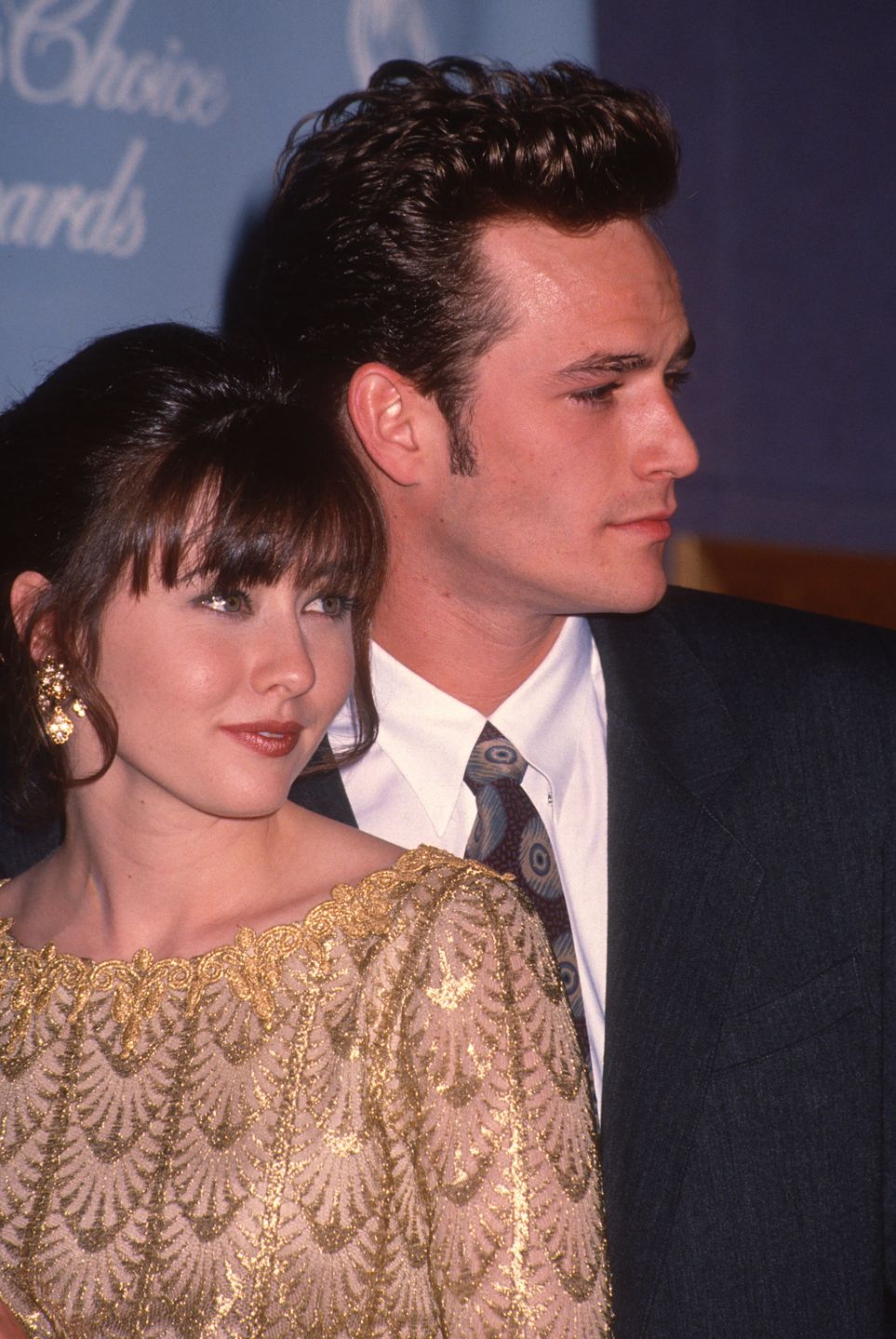 American actors Shannen Doherty (1971 - 2024) and Luke Perry (1966 - 2019) attend the 18th annual People's Choice Awards at Universal Studios, Universal City, California, March 17, 1992. (Photo by Jim Smeal/Ron Galella Collection via Getty Images)