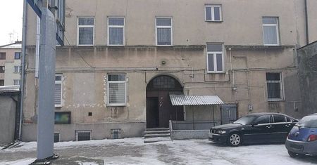 Udusił 24-latkę kablem, a następnie ukrył jej ciało w wersalce. Są zarzuty dla 47-latka