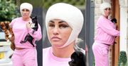 Posiniaczona Katie Price W BANDAŻACH wraca do domu po kolejnej operacji plastycznej (ZDJĘCIA)