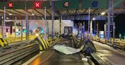 Tragedia na autostradzie A2. Ciężarówka staranował automat biletowy i stanęła w płomieniach, kierowca zginął