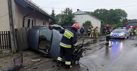 Otwock. 20-latek dachował i uderzył w dom seniorki