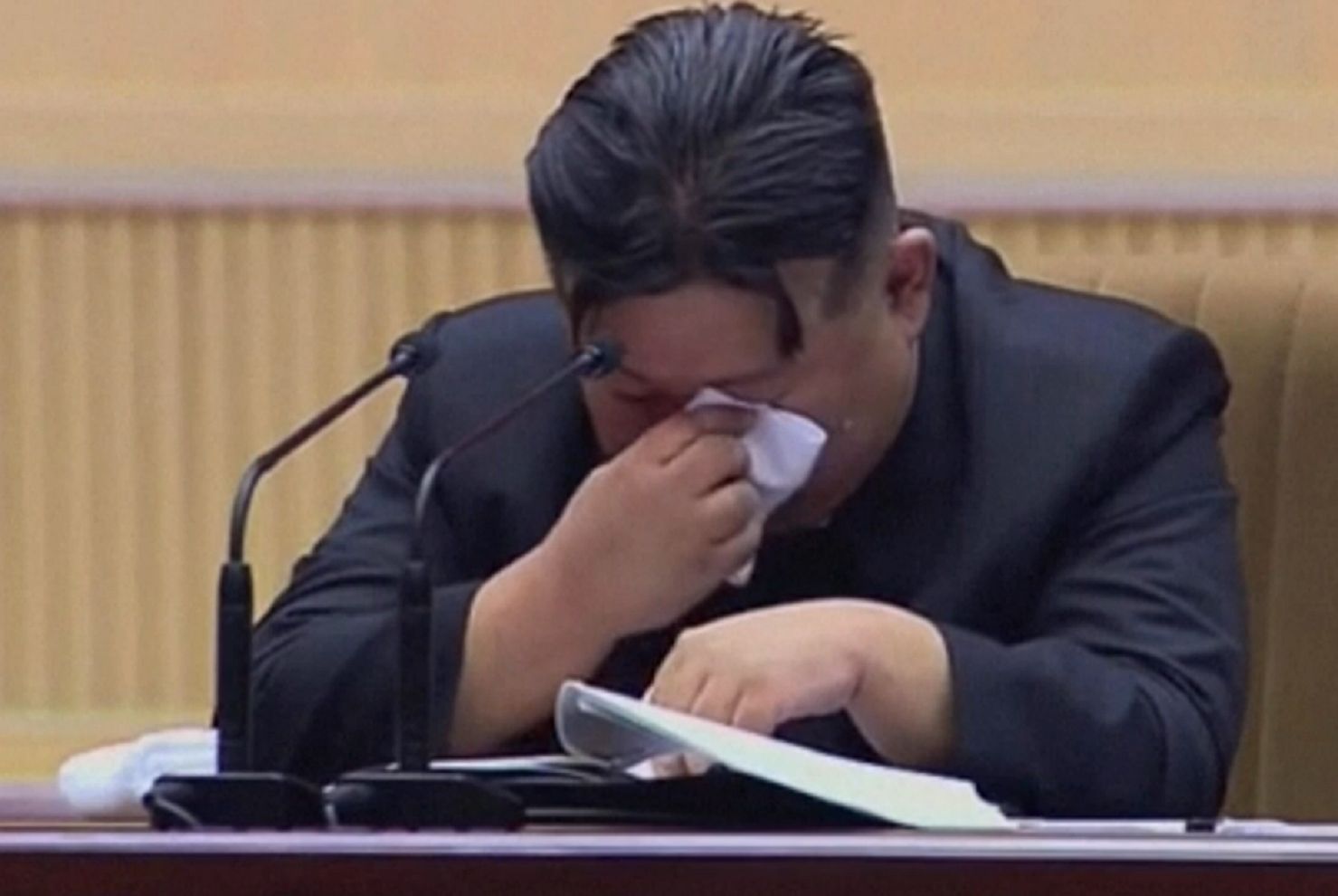 Kim Dzong zalał się łzami. Widownia płakała razem z nim