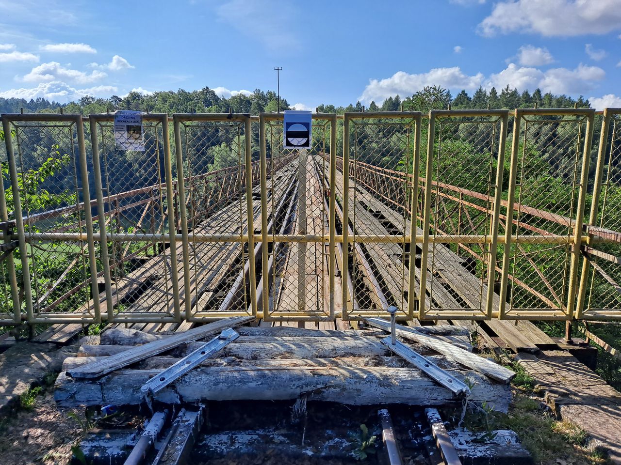 Wejście na most jest zagrodzone płotem