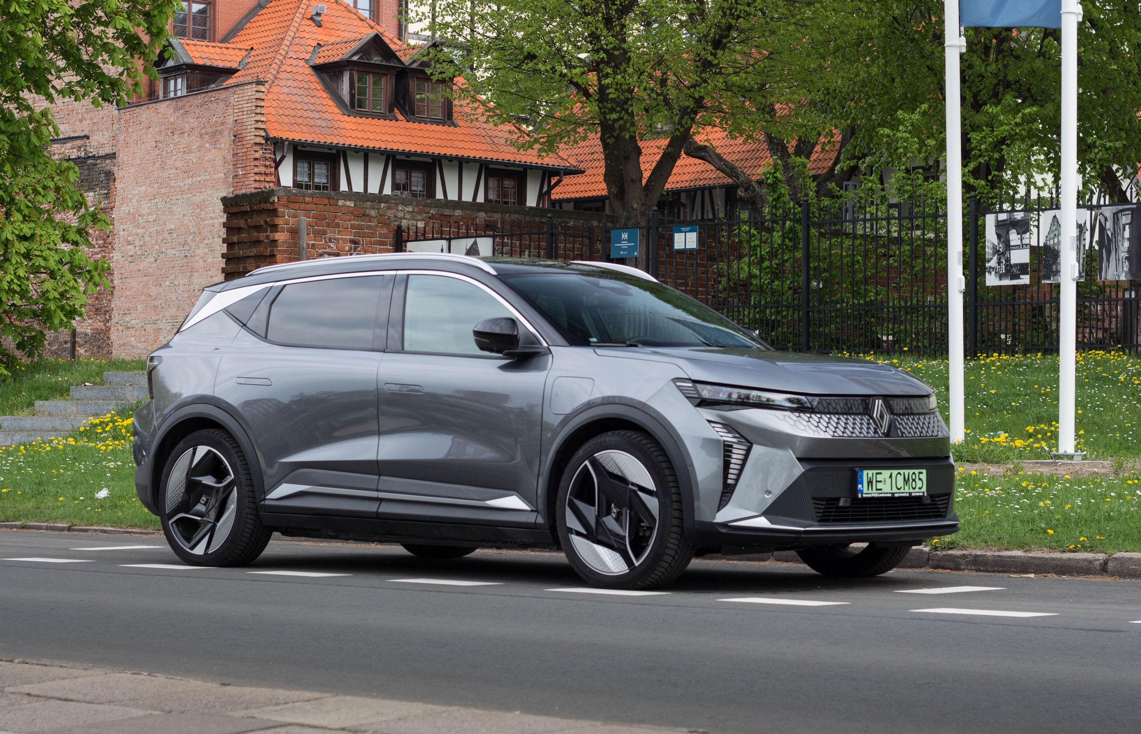 Renault Scenic E-Tech iconic long range