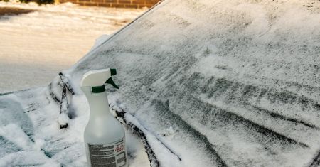 Płyn do dezynfekcji jako odmrażacz do szyb? Tak, ale nie zawsze rozwiąże problem
