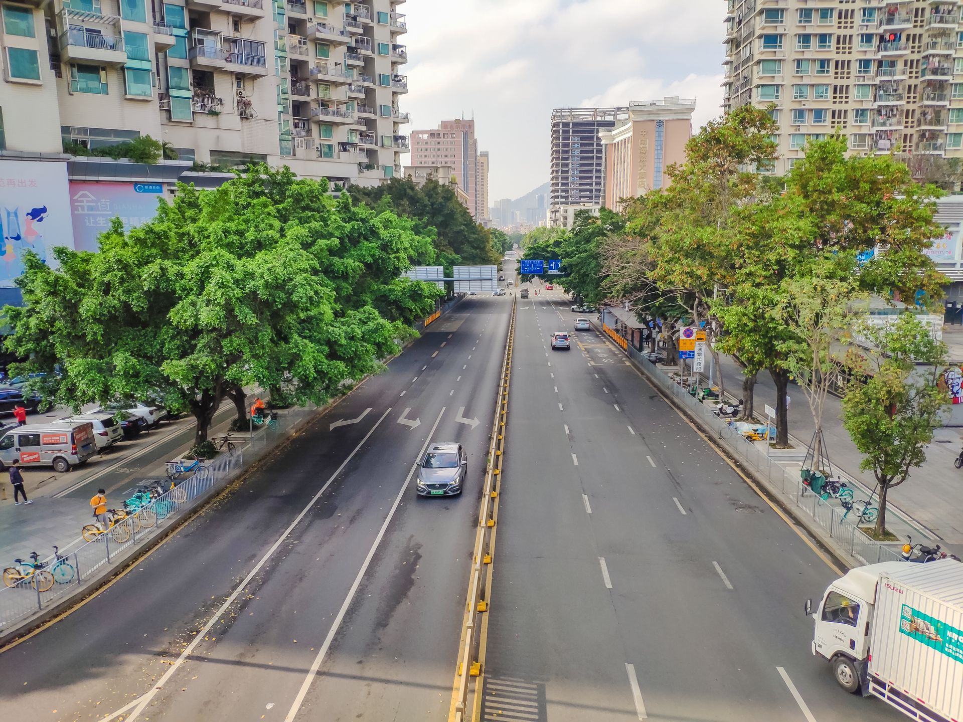 Puste ulice Shenzen. Miasto objęte jest lockdownem