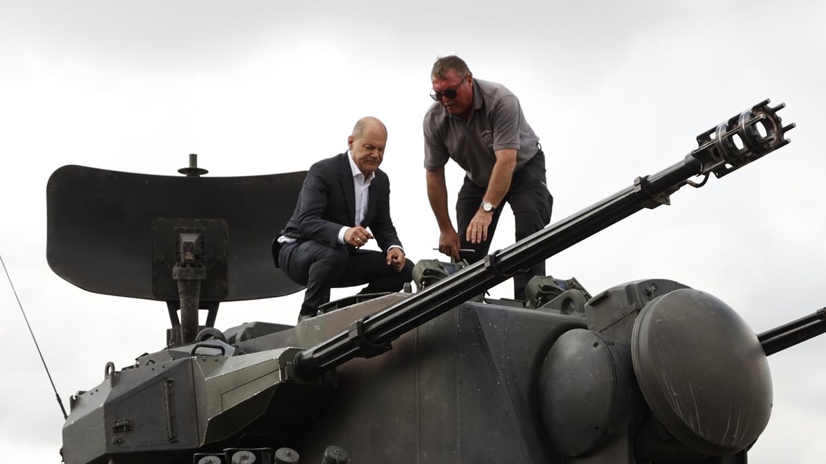 OLDENBURG IN HOLSTEIN, GERMANY - AUGUST 25: German Chancellor Olaf Scholz is shown an anti-aircraft gun tank Gepard, by Jürgen Schoch the lead trainer for the Gebhard system, during his visit a training facility of the arms-maker Krauss-Maffei Wegmann at the Putlos military training area on August 25, 2022 in Oldenburg in Holstein, Germany. Germany has promised Ukraine the delivery of 30 Gepard self-propelled anti-aircraft tanks, the first of which arrived last month. (Photo by Morris MacMatzen/Getty Images)
