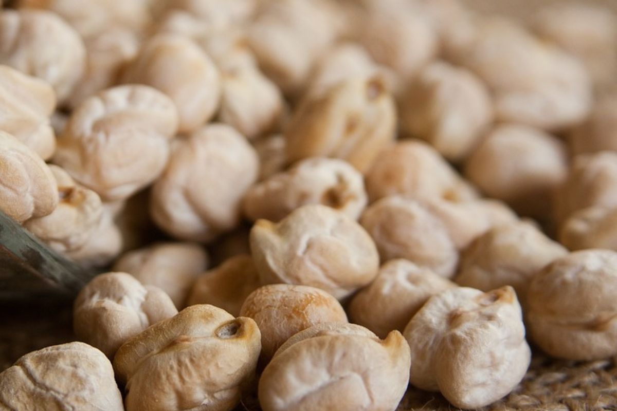 From chickpeas, you can prepare a crunchy and healthy snack.