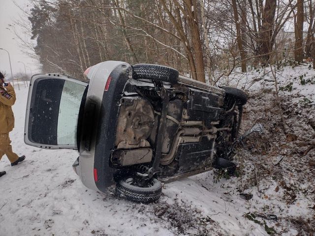 Pojazd wypadł z drogi na ulicy Grzybowej