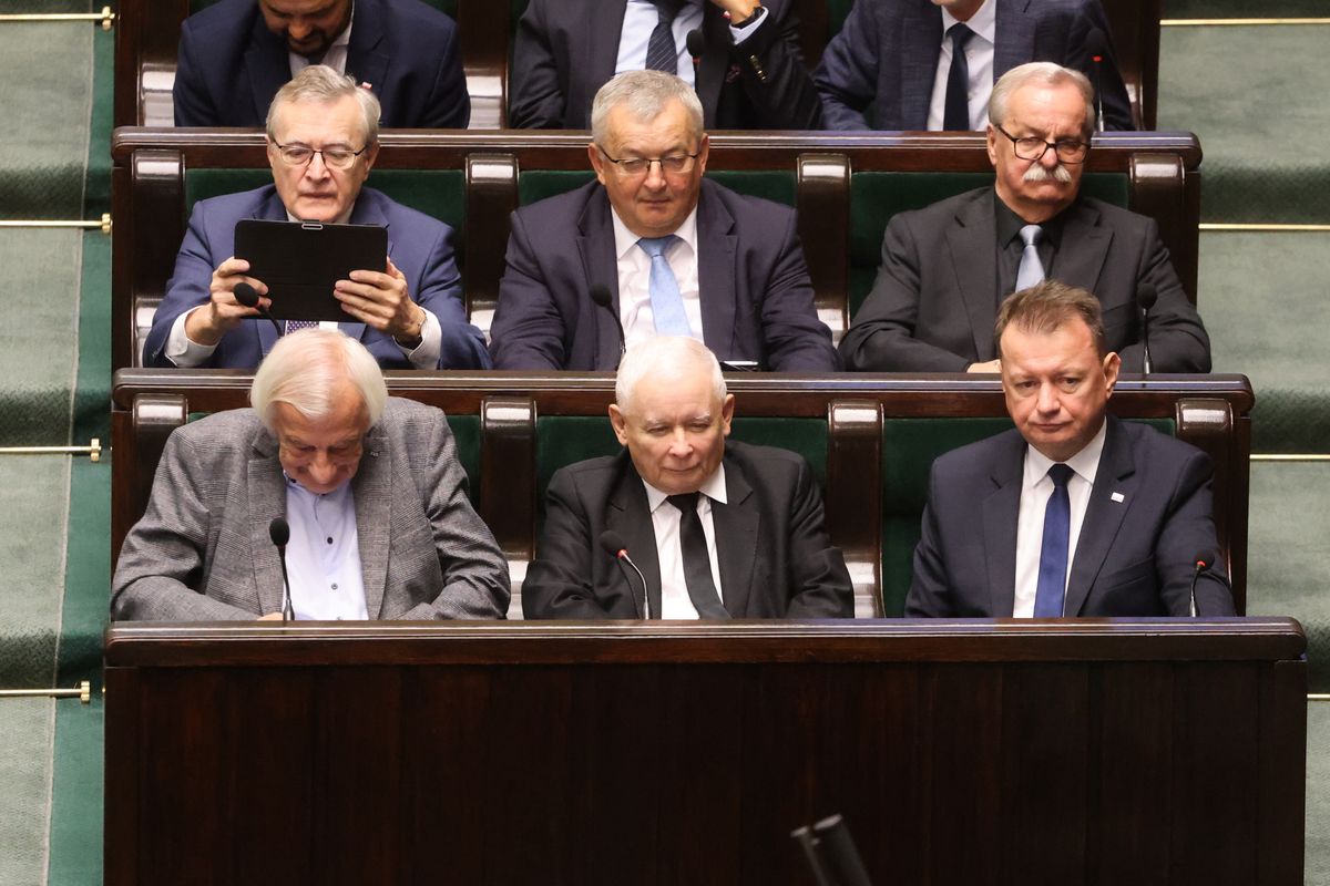 PiS zbliżył się na niewielką odległość od KO