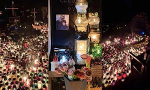 Morze kwiatów i zniczy na Powązkach. Odwiedziliśmy groby polskich gwiazd: Kołaczkowska, Soyka, Kora, Czubaszek... (ZDJĘCIA)