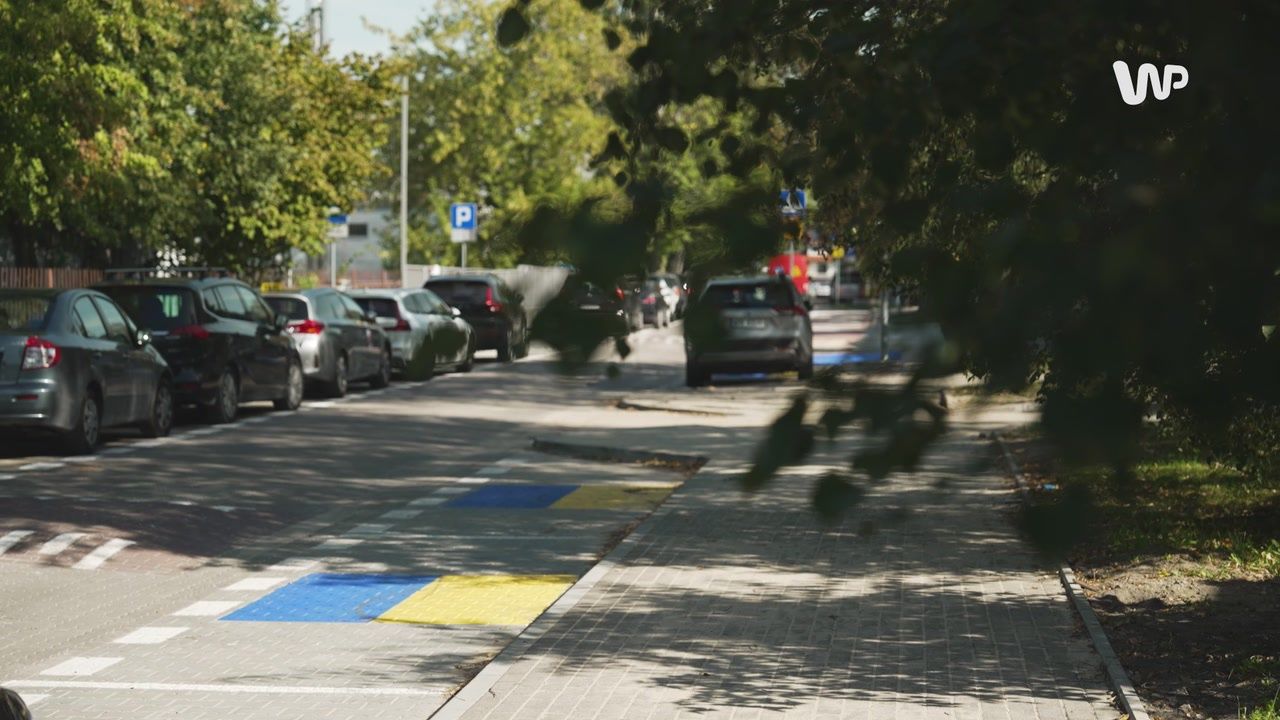 Niebiesko-żółte kontrowersje w Raszynie: Jak kolor nawierzchni rozbudził sieć