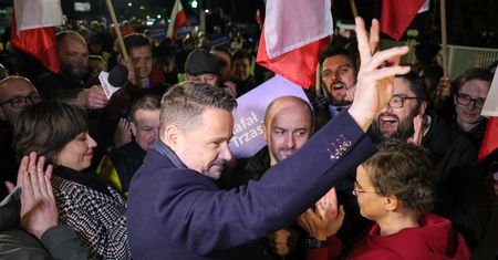 Na podium bez zmian, ale jest zaskoczenie. Nowy sondaż przedwyborczy