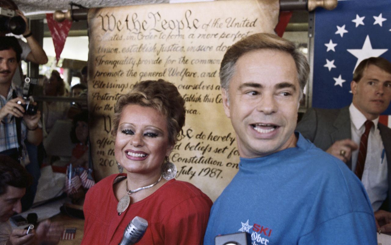 Tammy Faye z mężem Jimem Bakkerem  poczas jednej z konferencji (Getty Images) 