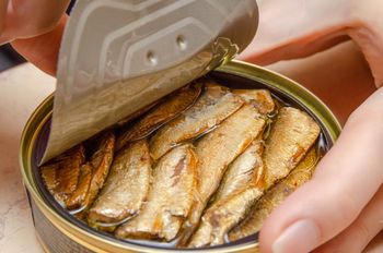 Są tańsze niż świeże i wędzone, a wielu obawia się jeść. Te ryby w puszce są najzdrowsze