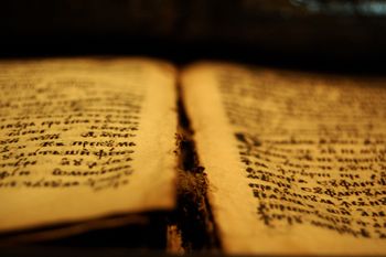 Sztuczna inteligencja odkrywa tajemnice Biblii. Przełom w badaniach