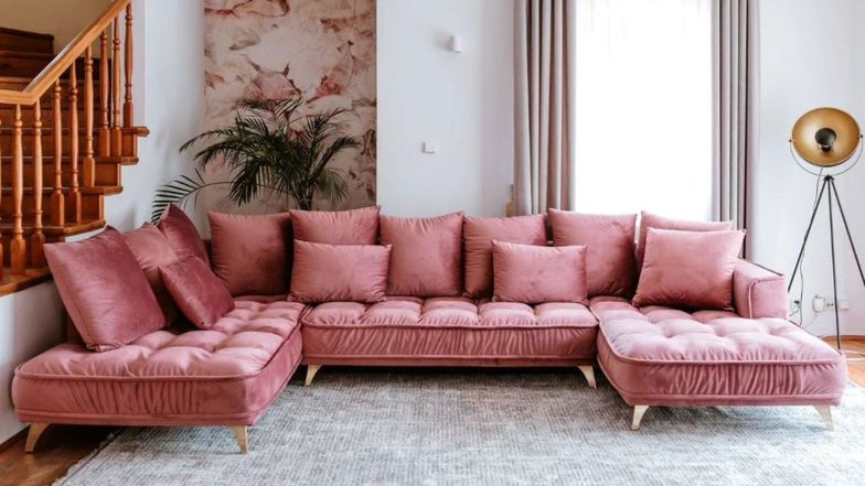 Różowa kanapa zdecydowanie przyciąga wzrok