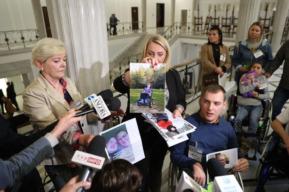 Osoby z niepełnosprawnościami i ich opiekunowie protestują w Sejmie od poniedziałku