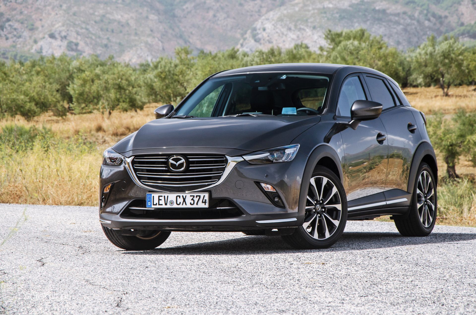 Z przodu Mazda CX-3 otrzymała bardziej wyraziste użebrowanie grilla.