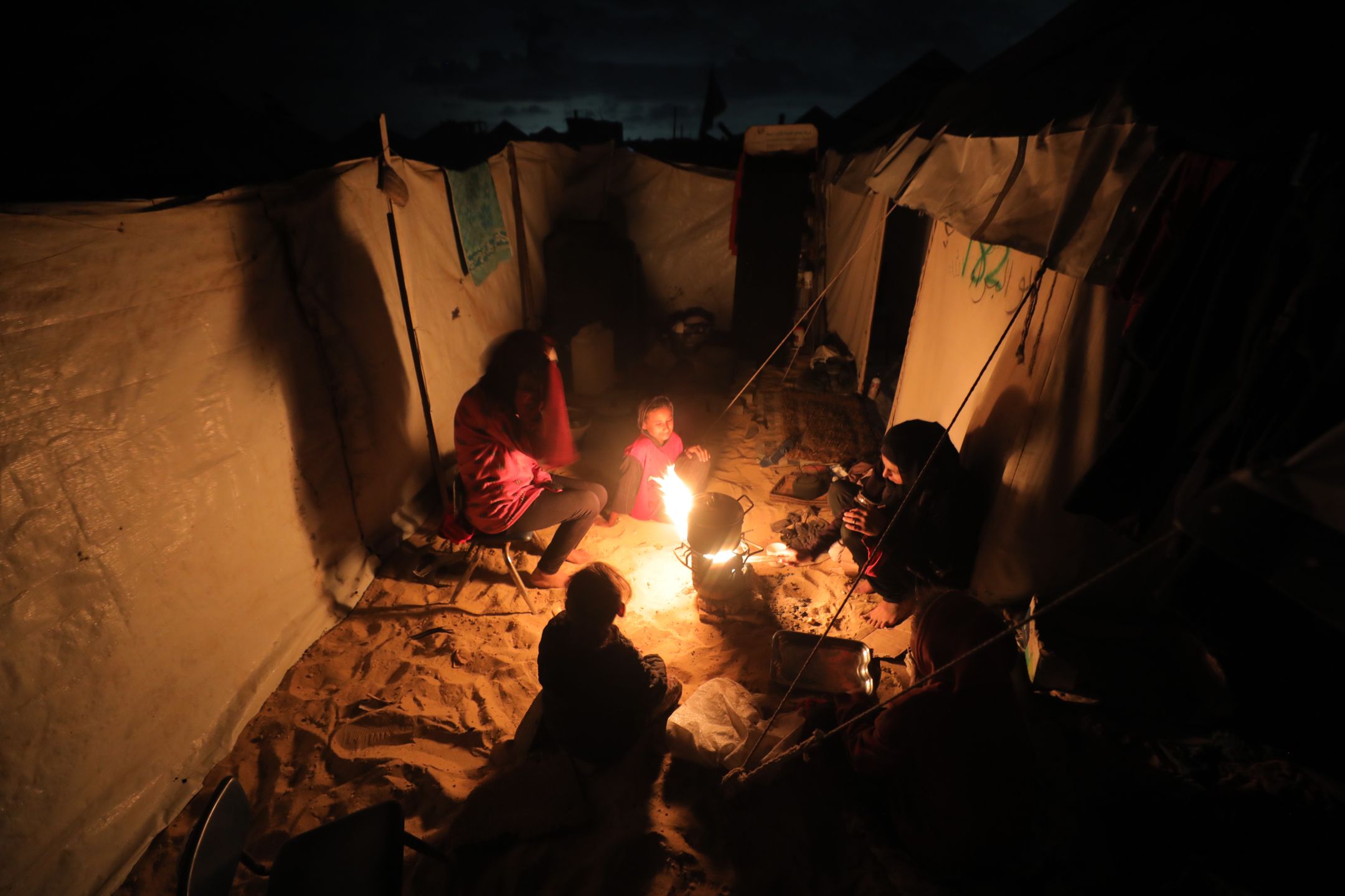 Mieszkańcy palą ogniska, żeby się ogrzać i przygotować jedzenie