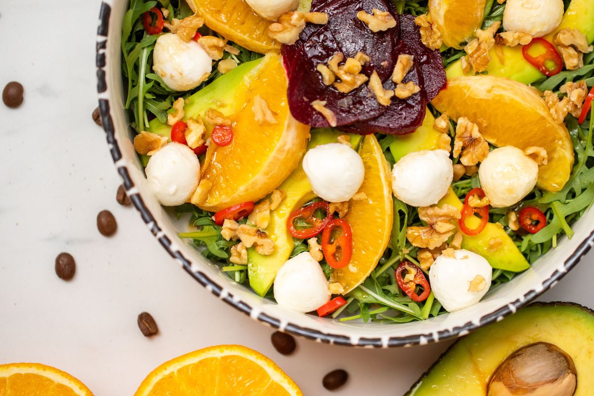 Kolorową sałatkę z buraków i awokado podaję z pysznym dressingiem kawowym