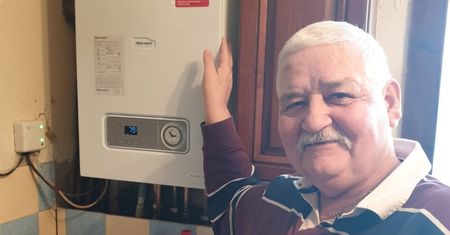 Taki hydraulik to skarb! Został bohaterem podczas pandemii