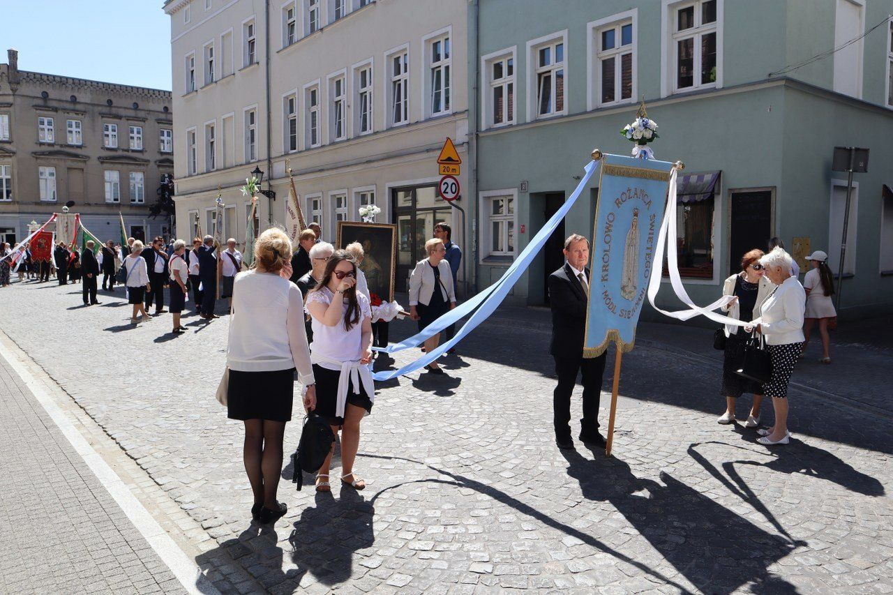 Tłumy wiernych przeszły ulicami Leszna w procesji Bożego Ciała