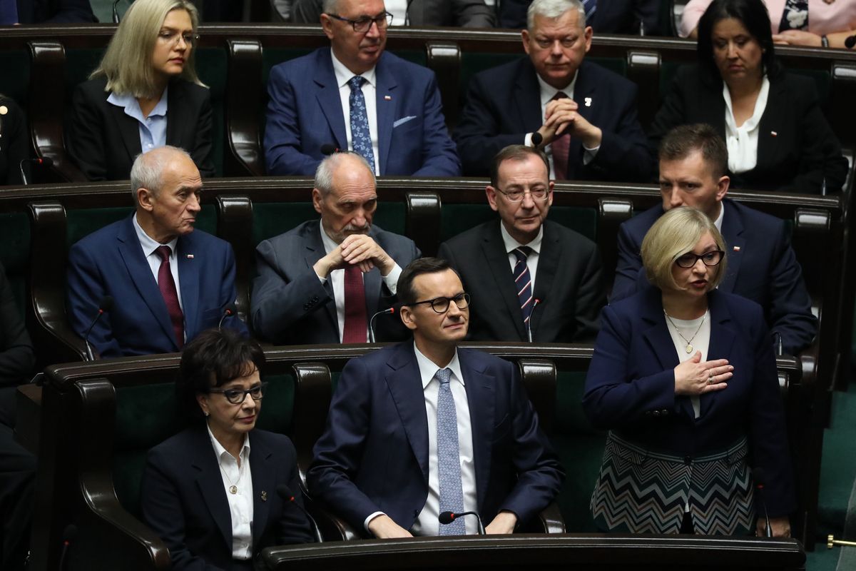 Pierwsze posiedzenie Sejmu X kadencji. Ławy polityków PiS zafrasowanych przebiegiem głosowań nad kandydatami do prezydium Sejmu