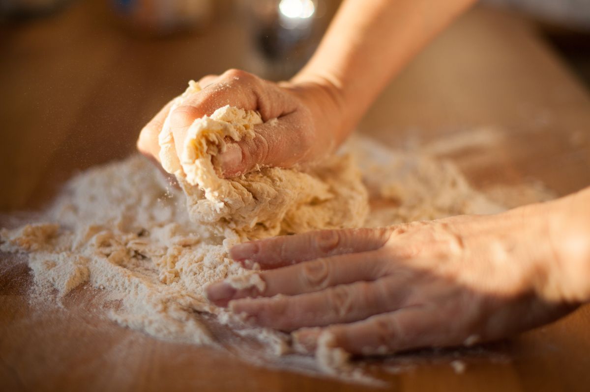 Do ciasta na pierogi dodaj porządną łyżkę. Będą pięknie się lepić i nie popękają