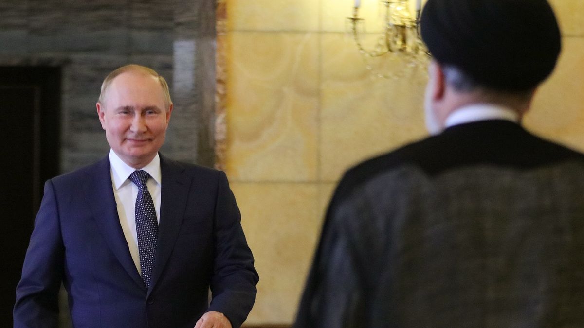 TEHRAN, IRAN - JULY 19: (----EDITORIAL USE ONLY - MANDATORY CREDIT - "IRANIAN PRESIDENCY / HANDOUT" - NO MARKETING NO ADVERTISING CAMPAIGNS - DISTRIBUTED AS A SERVICE TO CLIENTS----) Russian President Vladimir Putin (L) meets with Iranian President Ebrahim Raisi (R) in Tehran ahead of on July 19, 2022. (Photo by Iranian Presidency / Handout/Anadolu Agency via Getty Images)