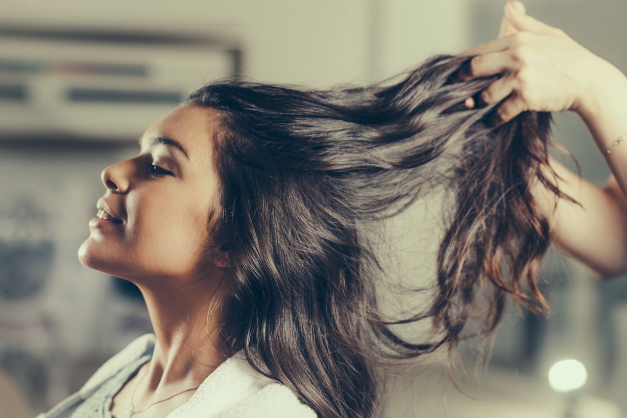 Przedłużanie włosów. Jaką metodę wybrać dla siebie? Poznaj najważniejsze sposoby na długie włosy