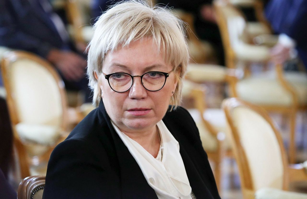 "Pilny powrót". Desperackie wezwanie Przyłębskiej