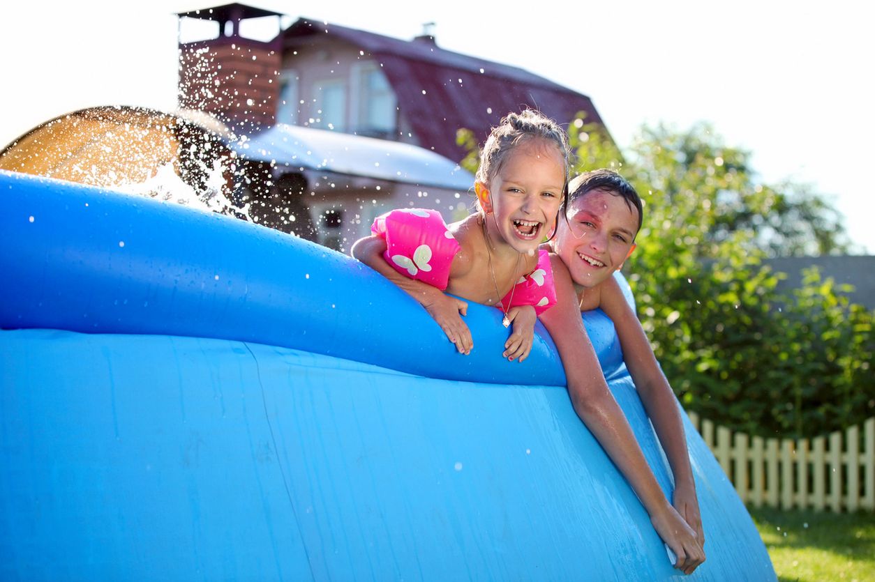 Dmuchany basen ogrodowy dzięki miękkim ścianom jest najbezpieczniejszą opcją dla dzieci