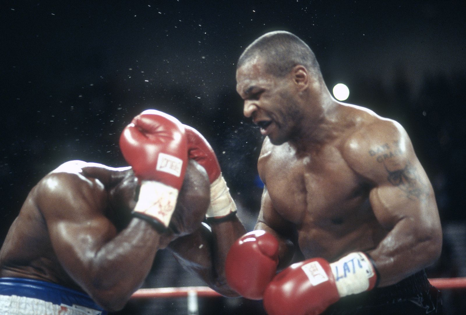 Mike Tyson walczył z Holyfieldem już dwukrotnie.
