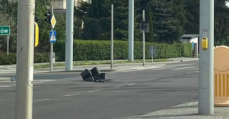 Sygnalizator świetlny spadł na środek skrzyżowania