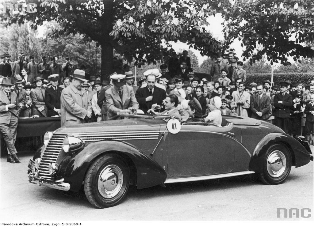 Pokaz i konkurs piękności samochodów i motocykli w Warszawie. Na zdjęciu aktor Adolf Dymsza w samochodzie Lancia Farina odbiera nagrodę z rąk wiceprezesa Automobilklubu Polski Janusza Regulskiego